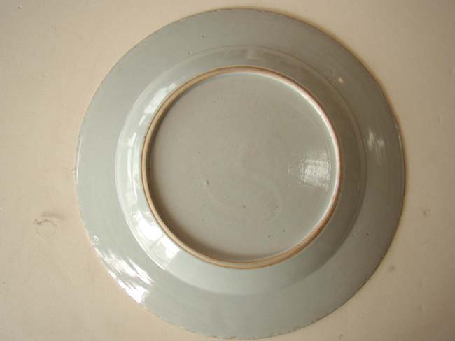 An 18th century Chinese Export Porcelain dinner plate — image 2
